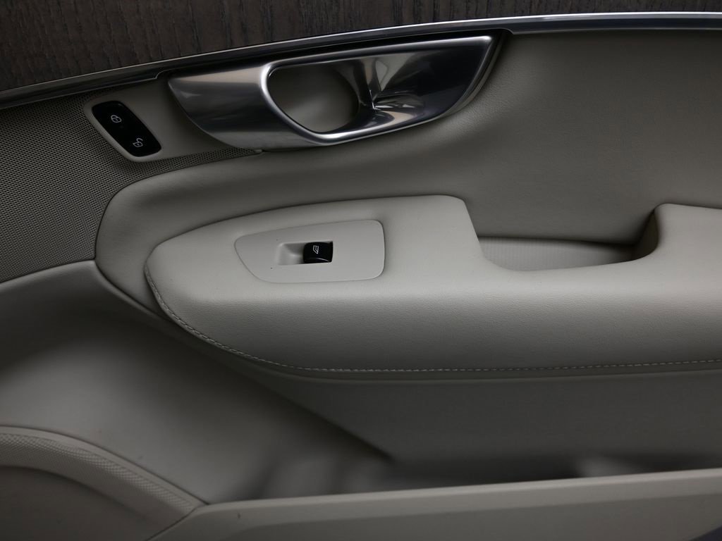 Certified 2024 Volvo XC90 B5 Plus w/ Protection Package Premier image 11