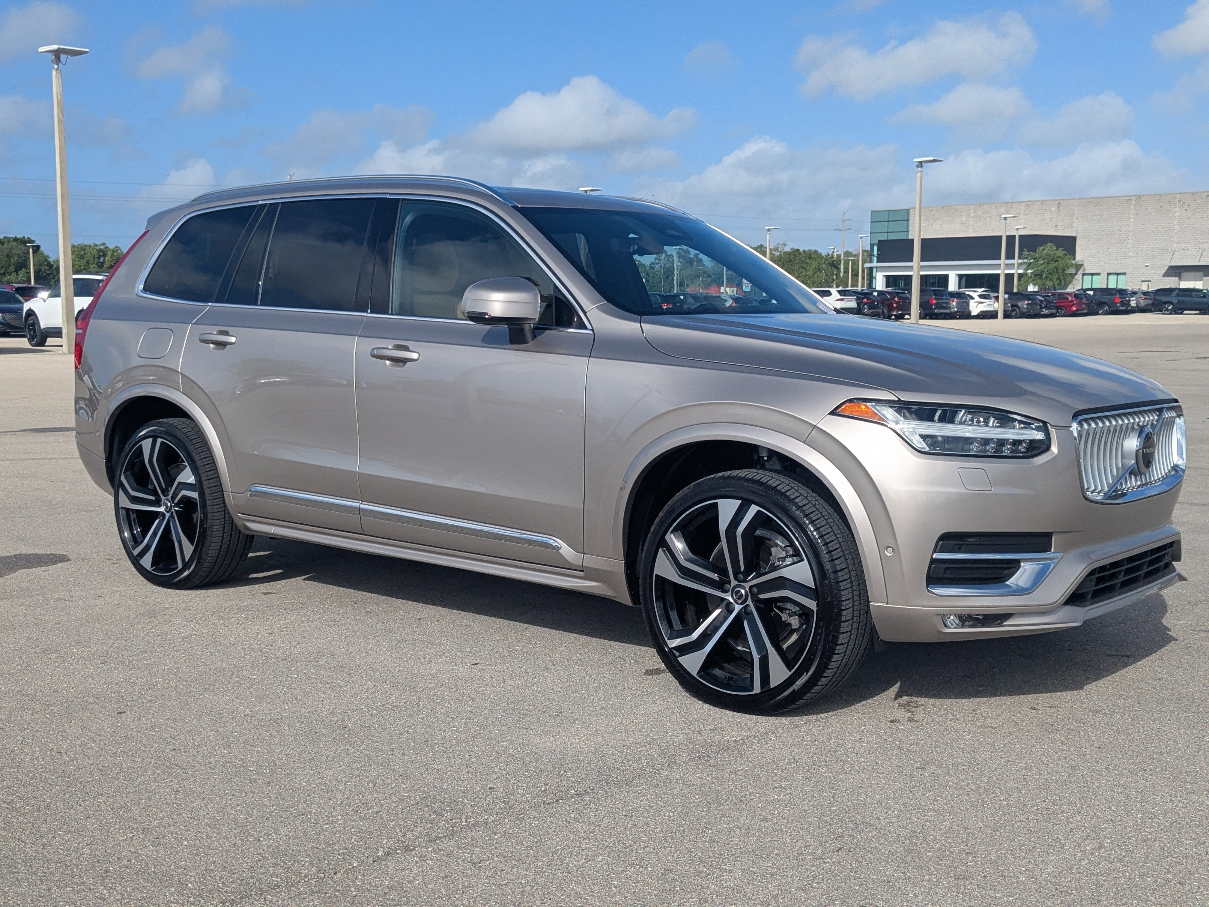 Used 2025 Volvo XC90 B6 Ultra w/ Protection Package Premier AWD/4WD image 2