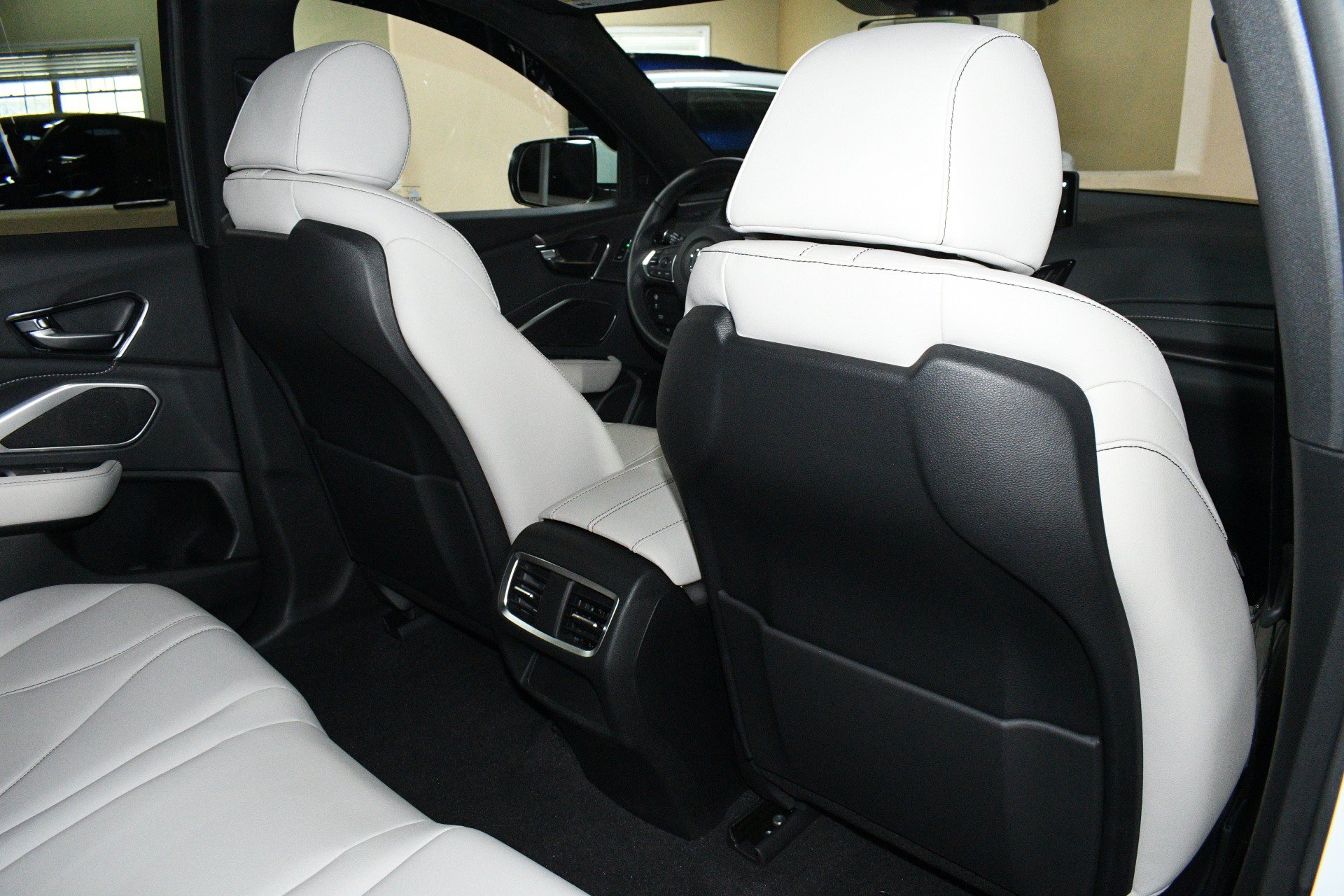 Used 2025 Acura RDX SH-AWD image 16