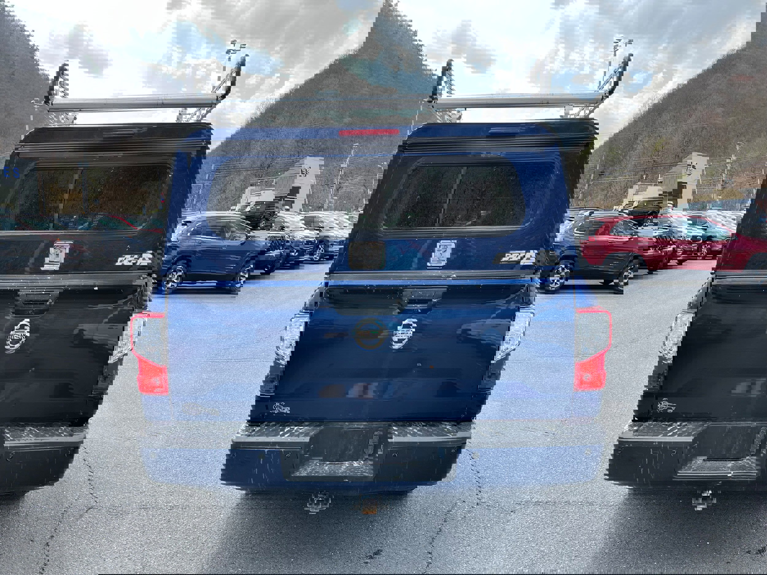 Used 2017 Nissan Titan SV AWD/4WD image 11