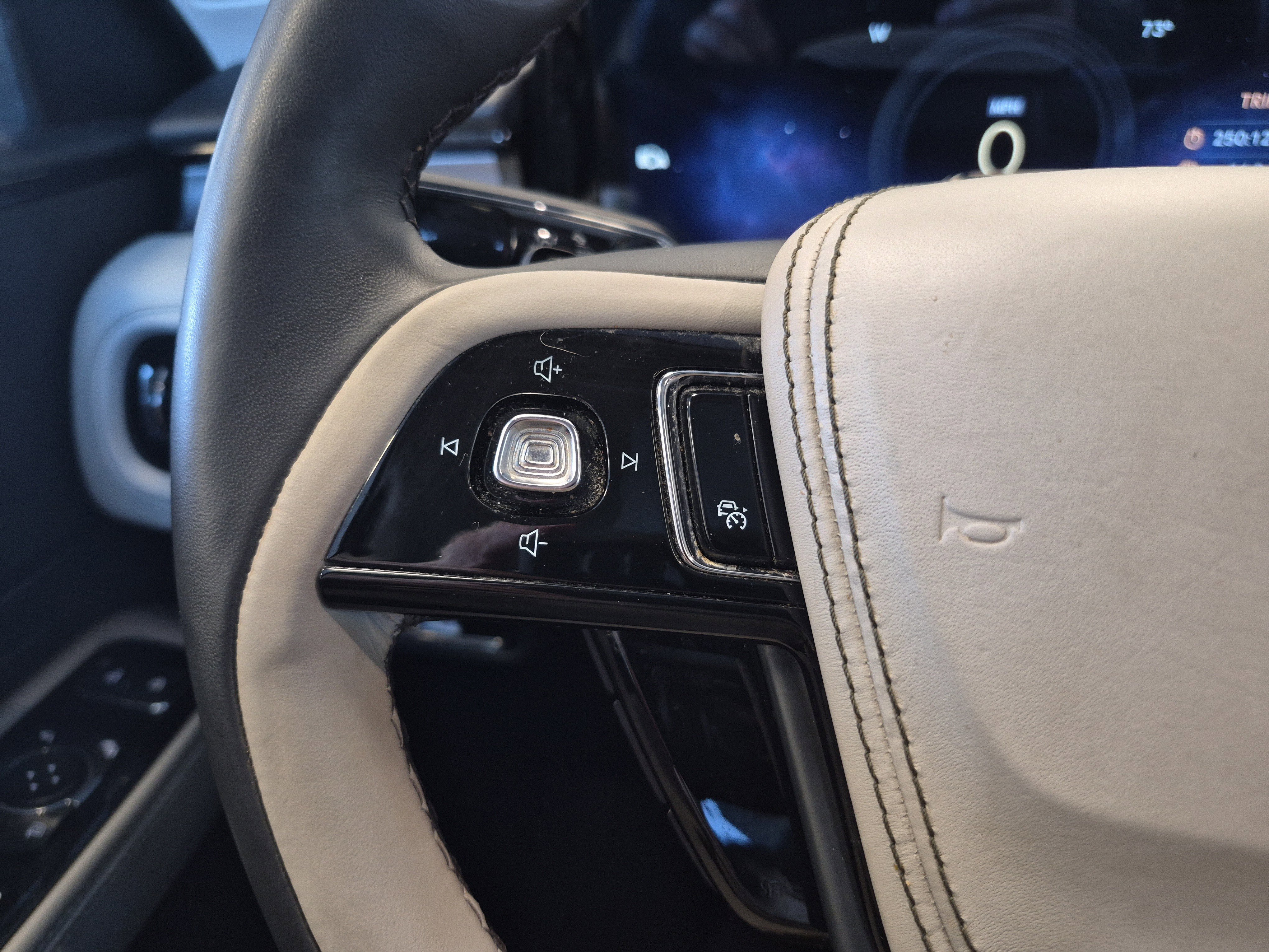 Used 2025 Lincoln Aviator AWD w/ Jet Appearance Package image 26