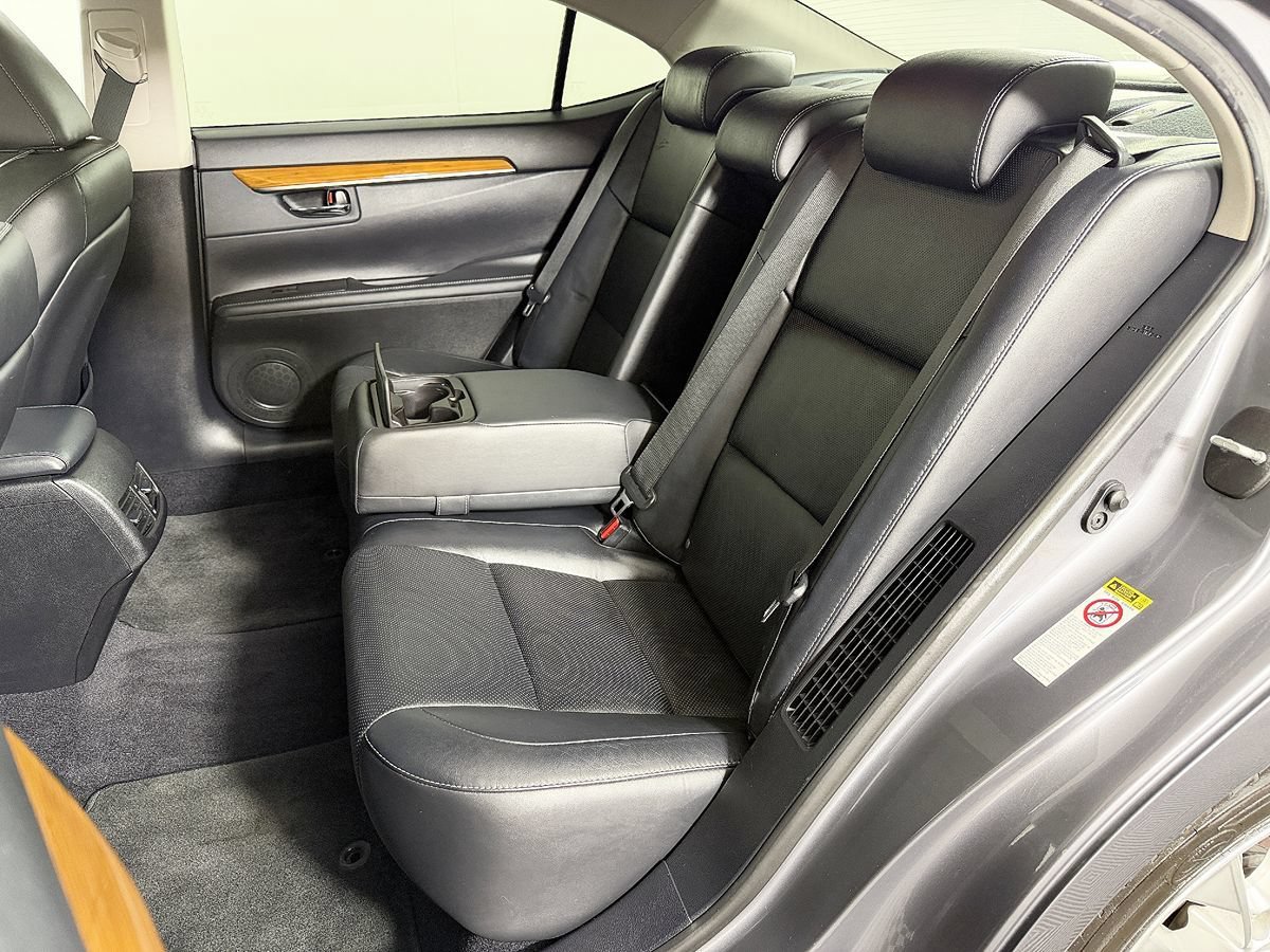 Used 2014 Lexus ES 300h w/ Luxury Package w/Bamboo Trim FWD image 37