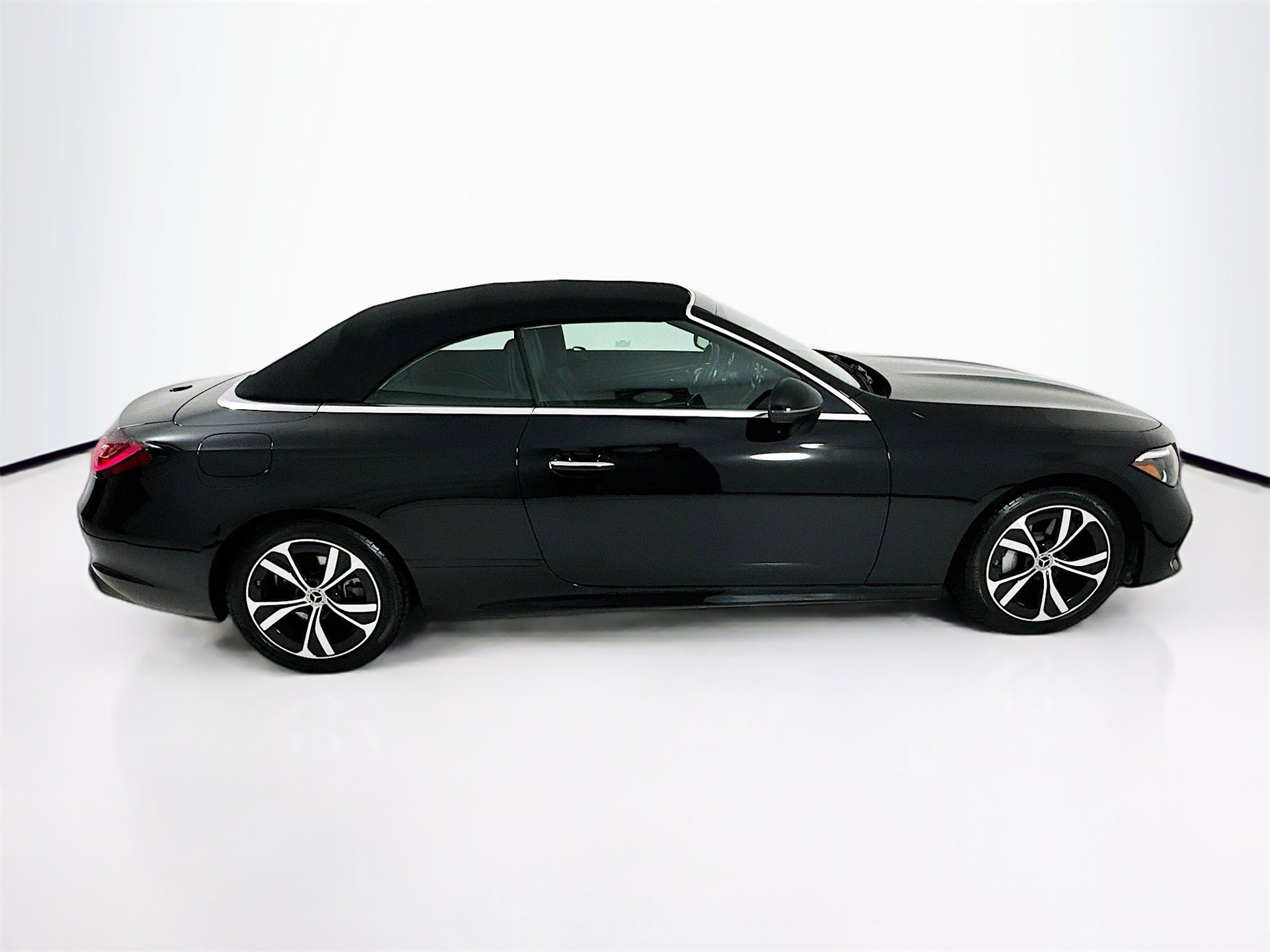 Used 2025 Mercedes-Benz CLE 300 4MATIC Cabriolet image 9