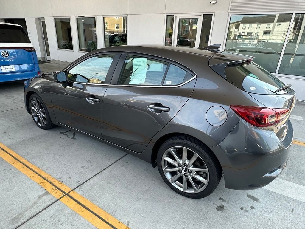 Used 2018 MAZDA MAZDA3 Grand Touring w/ Premium Equipment Package FWD image 4