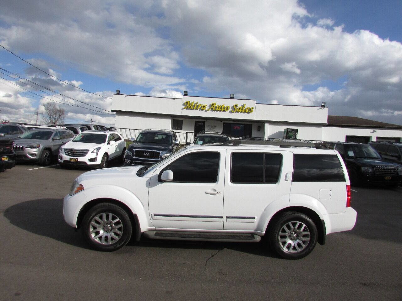 Used 2010 Nissan Pathfinder LE image 2