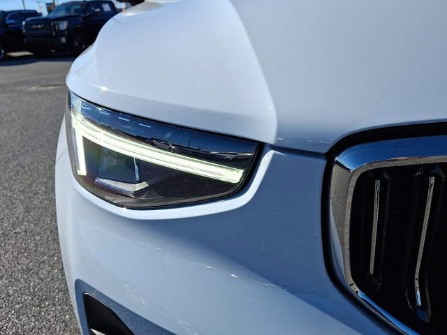 Used 2025 Volvo XC40 B5 Plus image 9