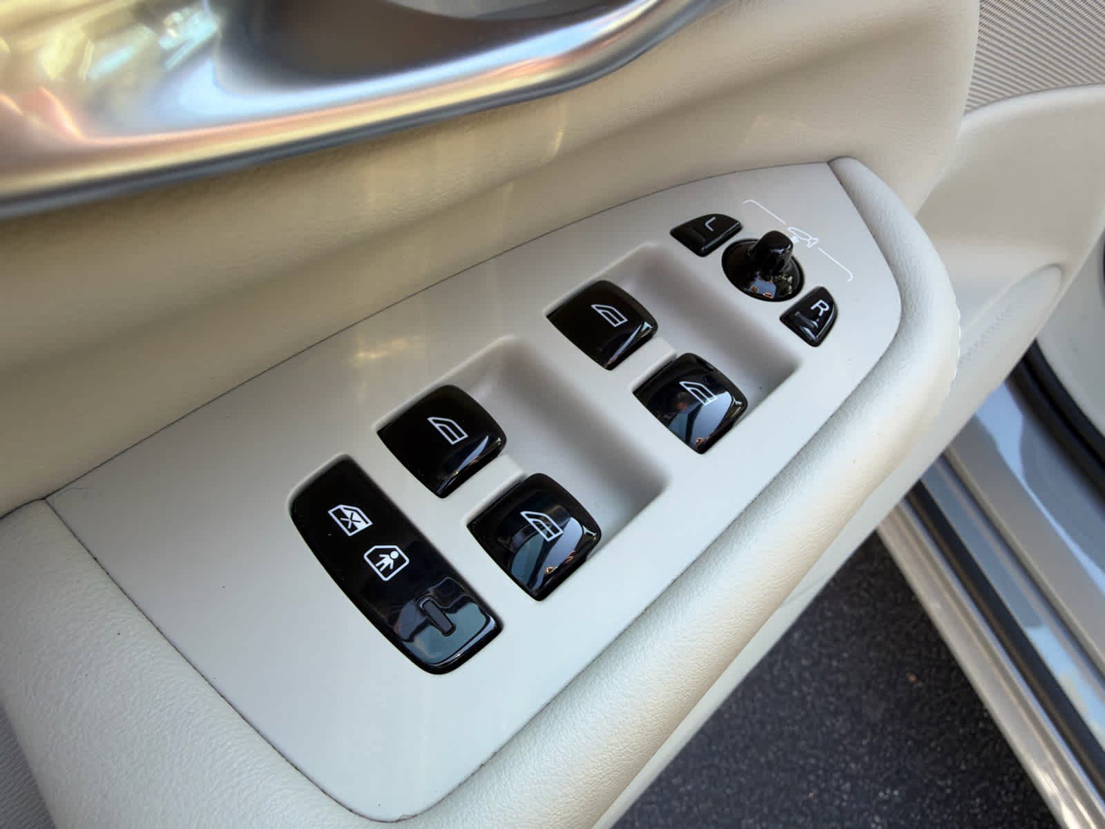 Certified 2024 Volvo XC90 T8 Plus w/ Protection Package Premier image 60