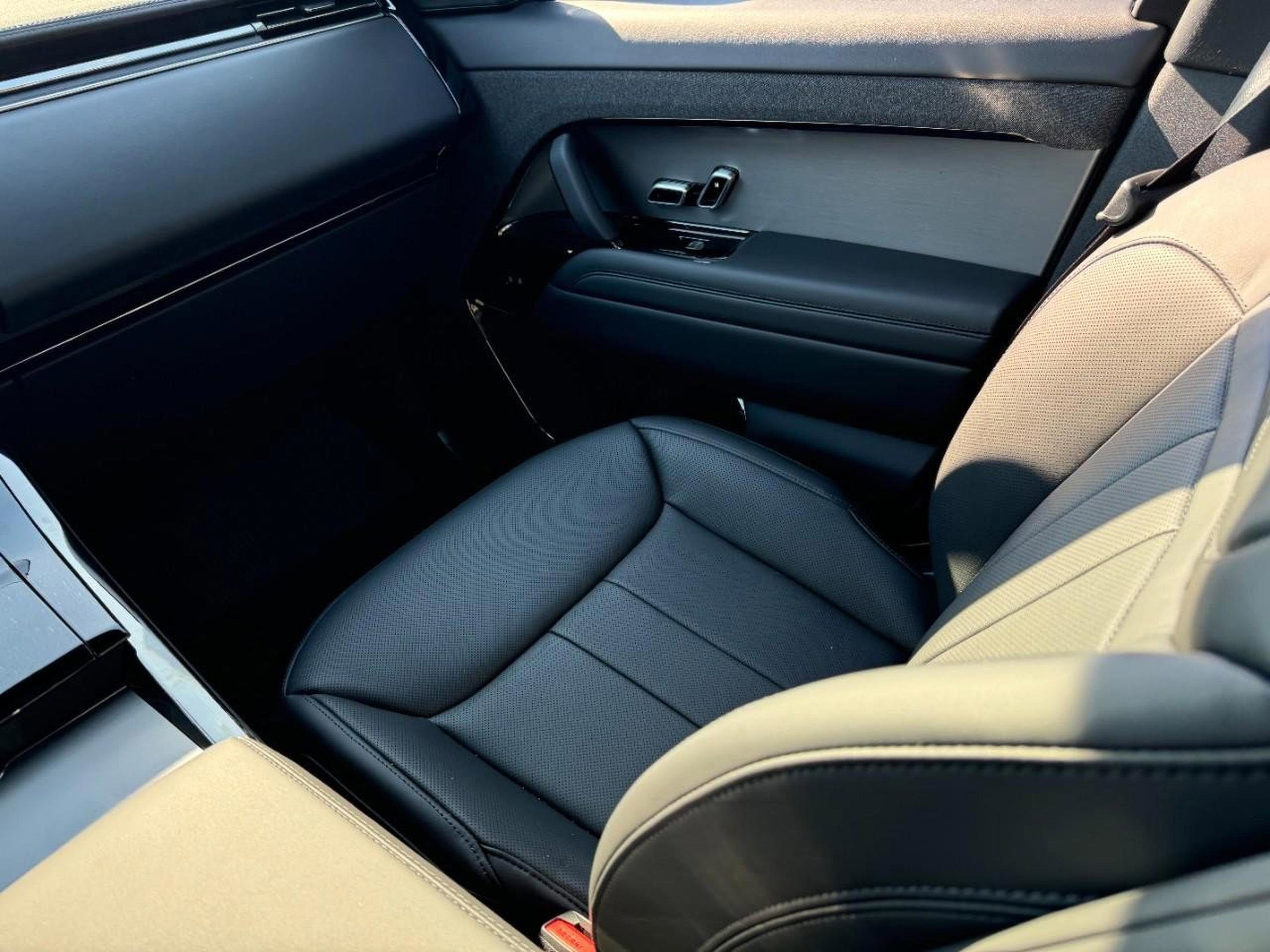 Used 2025 Land Rover Range Rover Sport SE image 17