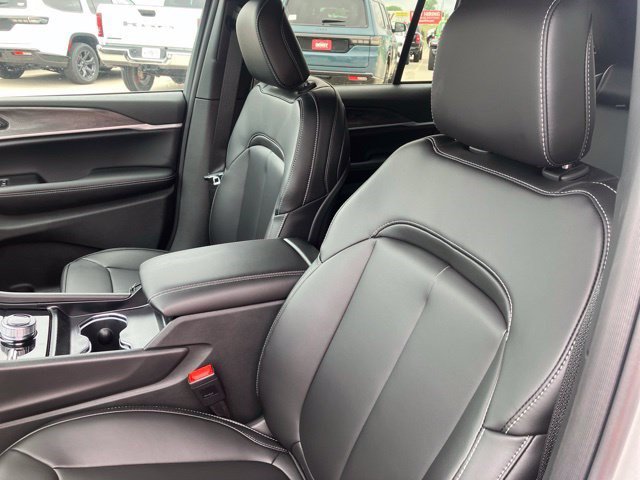 New 2026 Jeep Grand Cherokee Limited w/ Limited Altitude Package AWD/4WD image 12