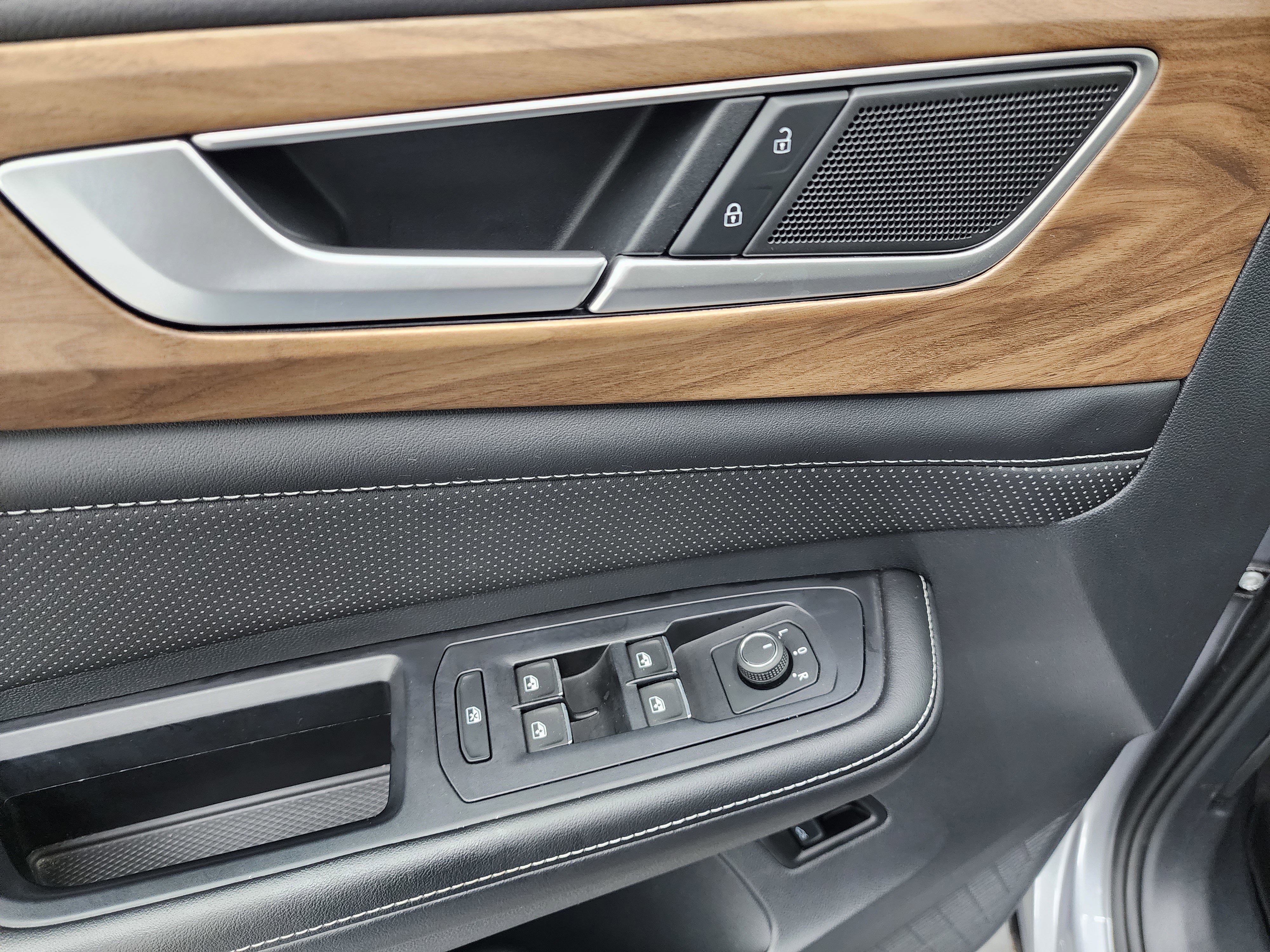 Used 2025 Volkswagen Atlas SE image 44