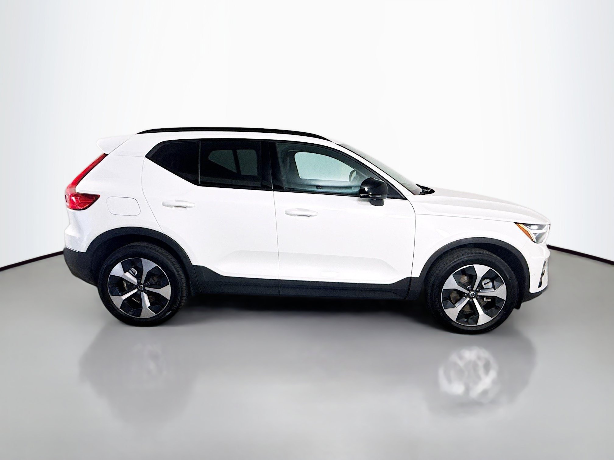 Used 2026 Volvo XC40 B5 Plus AWD/4WD image 11