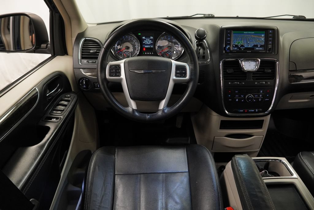 Used 2016 Chrysler Town & Country Touring w/ Driver Convenience Group FWD image 15
