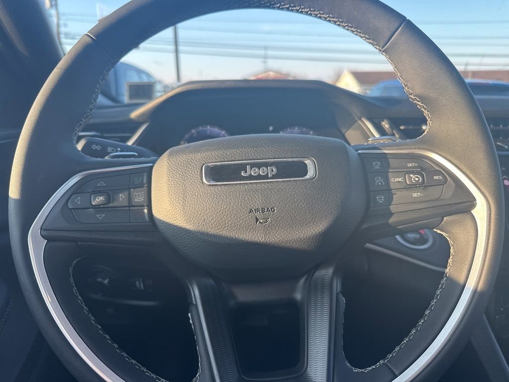 Used 2025 Jeep Grand Cherokee Laredo X image 22