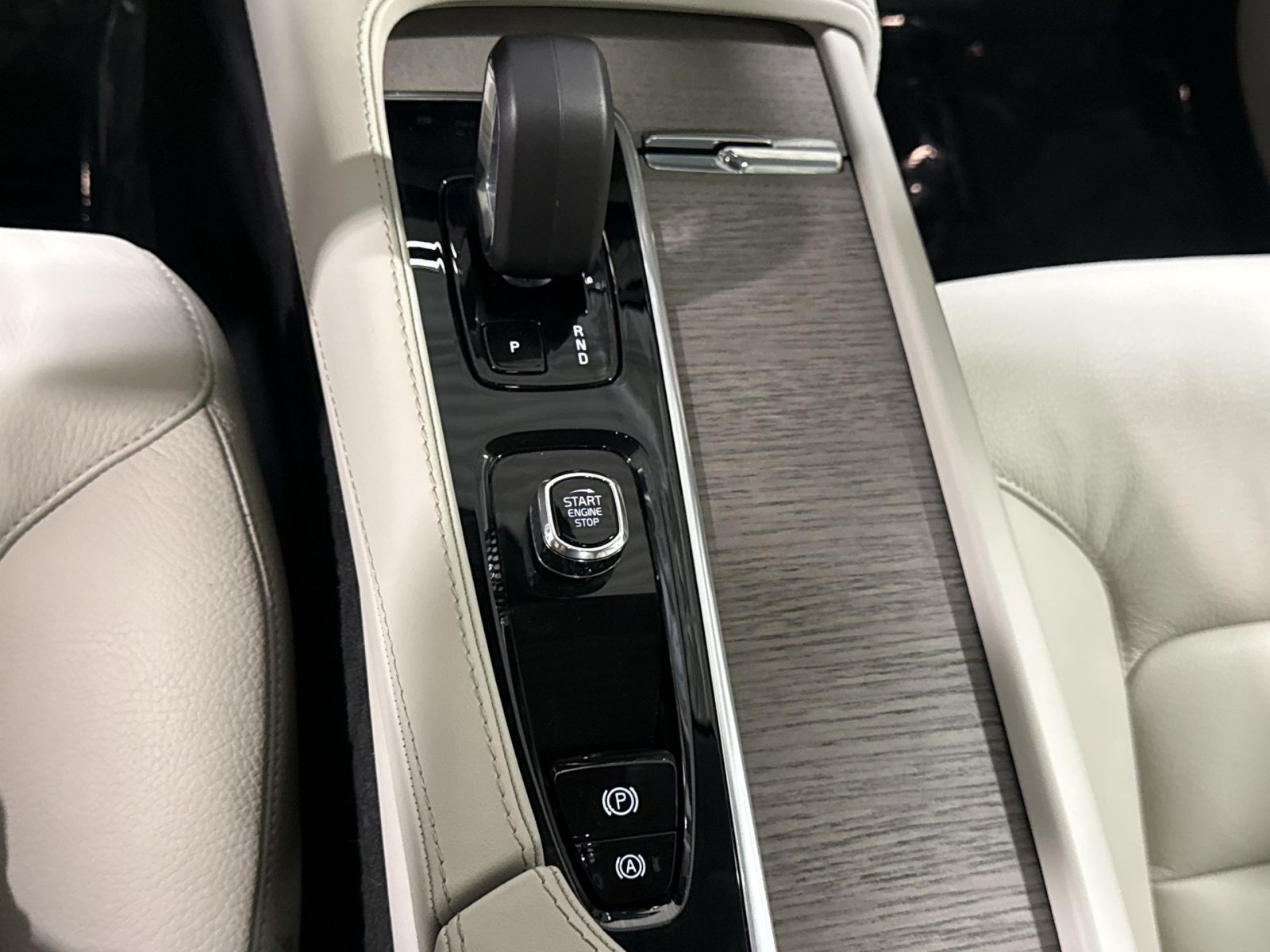 Used 2024 Volvo XC90 B5 Plus AWD/4WD image 22