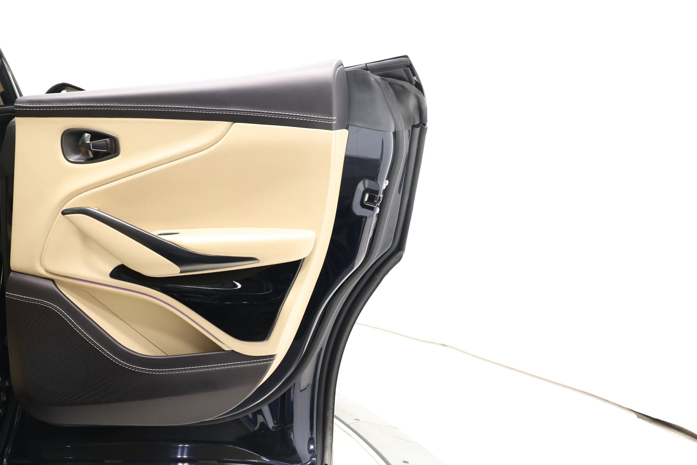 Used 2021 Aston Martin DBX image 75