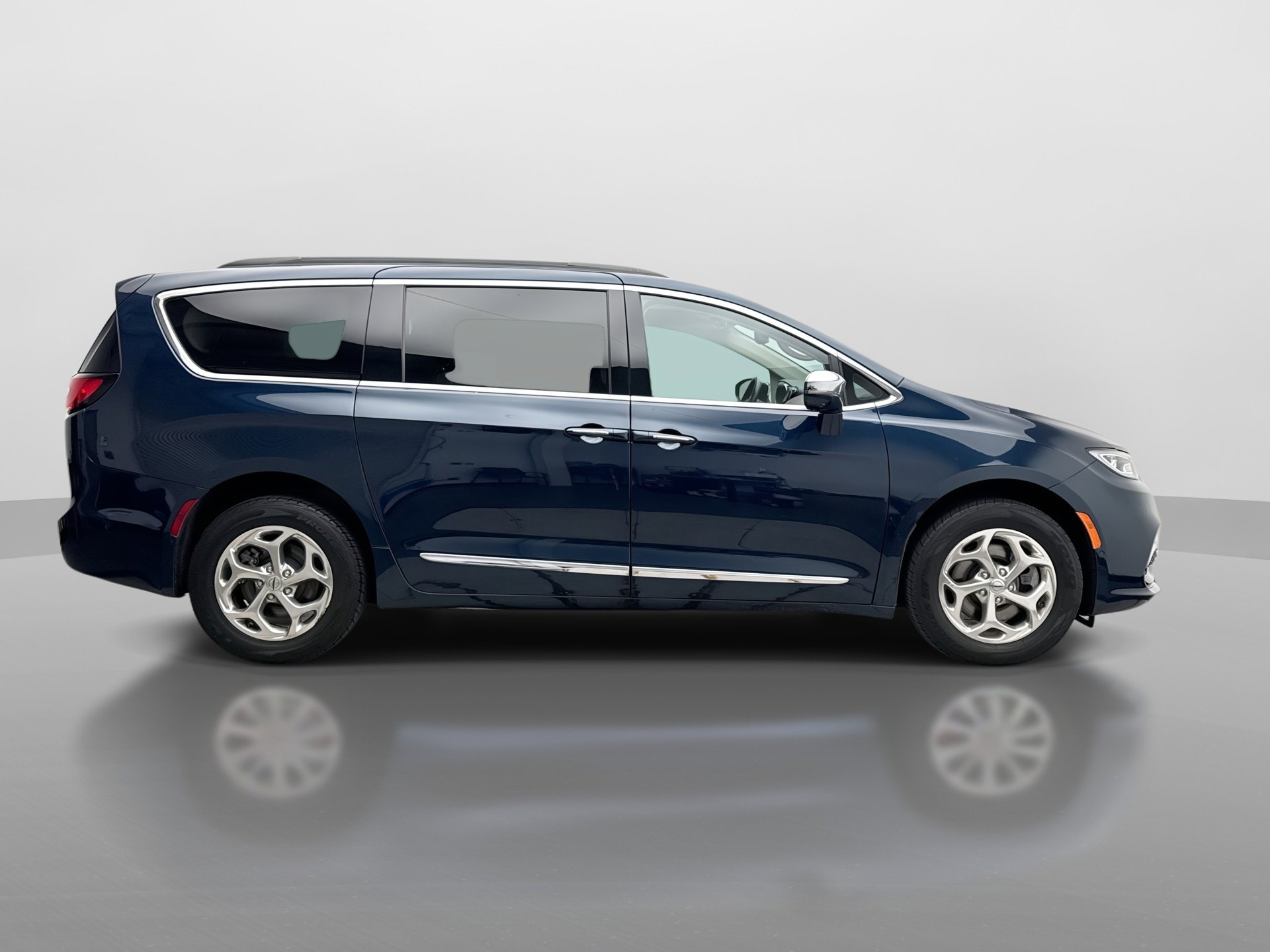 Used 2022 Chrysler Pacifica Limited image 6