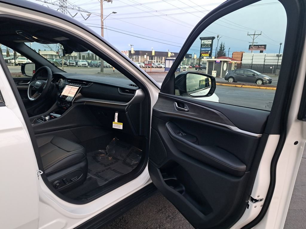 New 2025 Jeep Grand Cherokee Limited w/ Trailer Tow Package AWD/4WD image 17