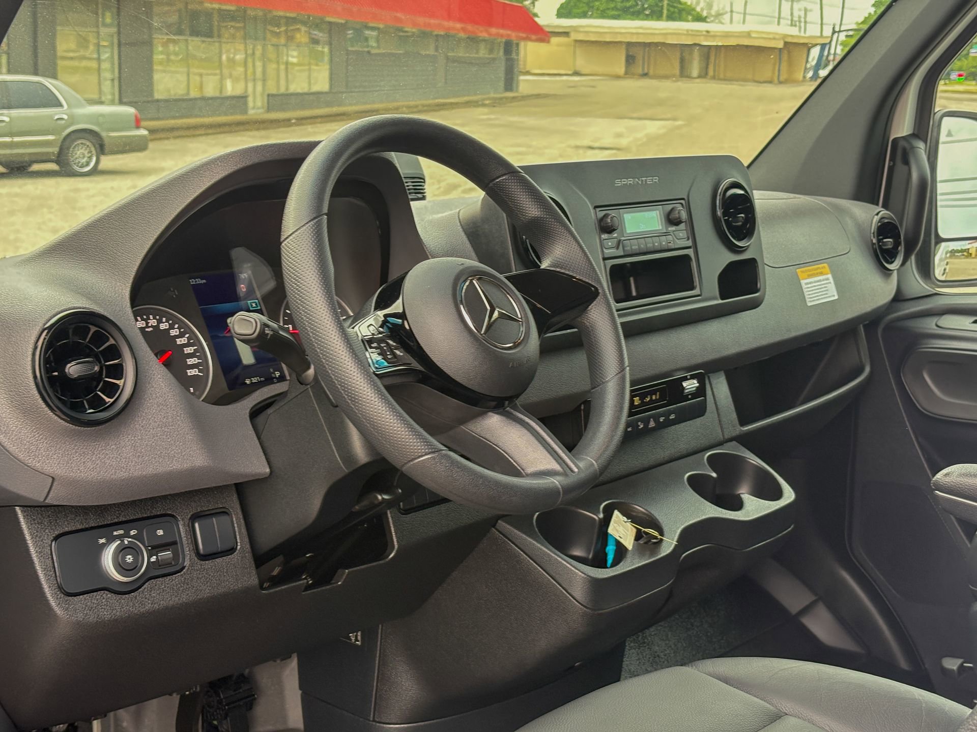 Used 2025 Mercedes-Benz Sprinter 2500 image 18