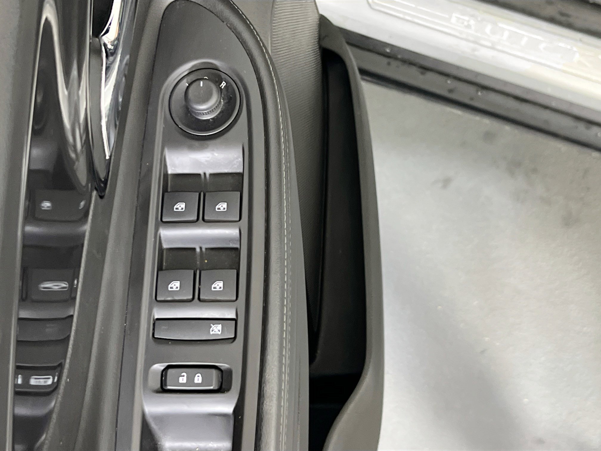 Used 2018 Buick Encore Sport Touring FWD image 18