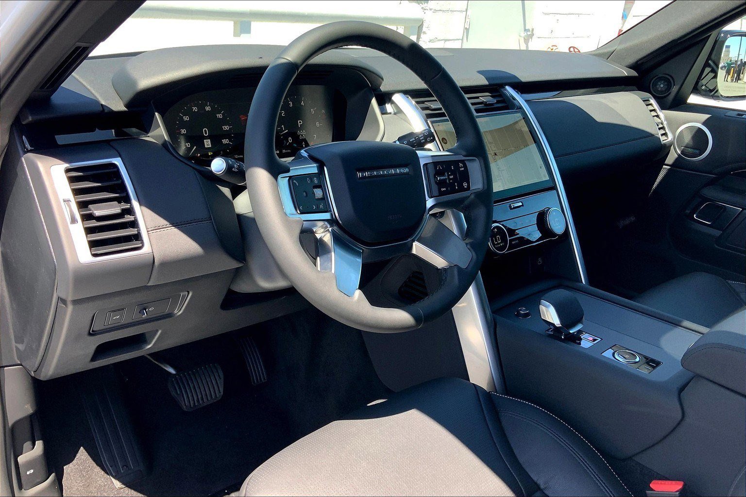 New 2025 Land Rover Discovery S image 5