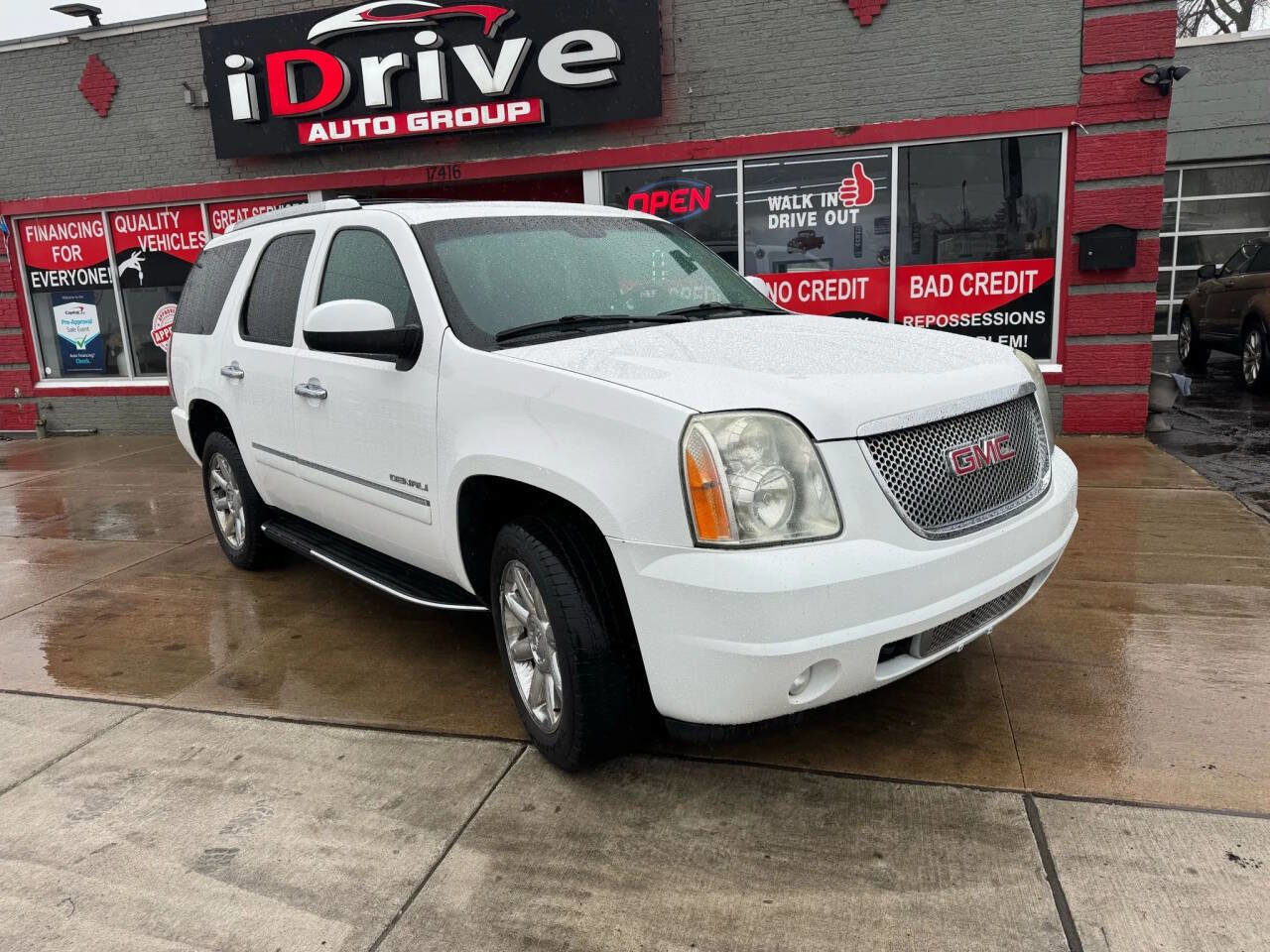 Used 2011 GMC Yukon Denali image 2