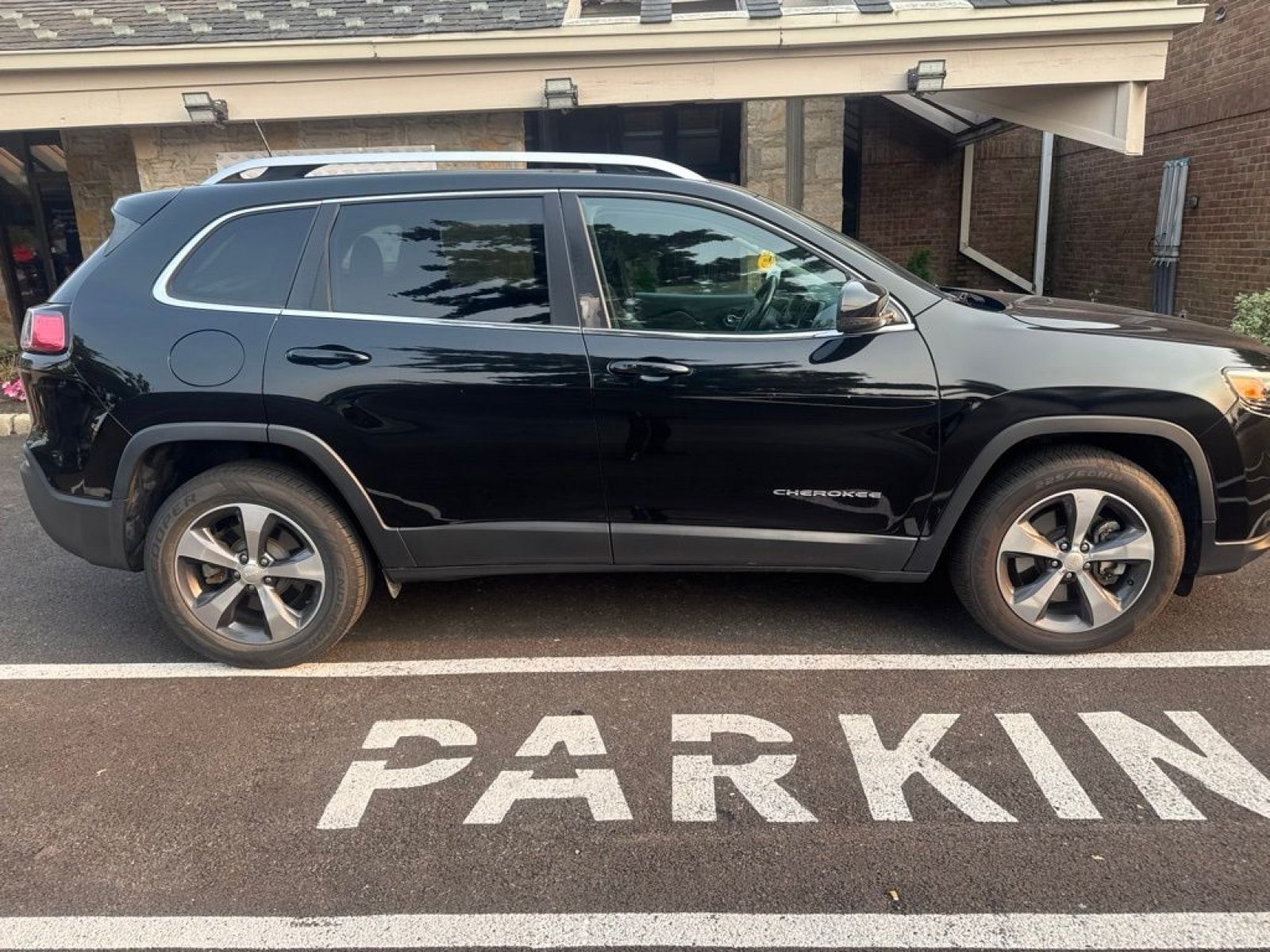 Used 2019 Jeep Cherokee Limited AWD/4WD image 6