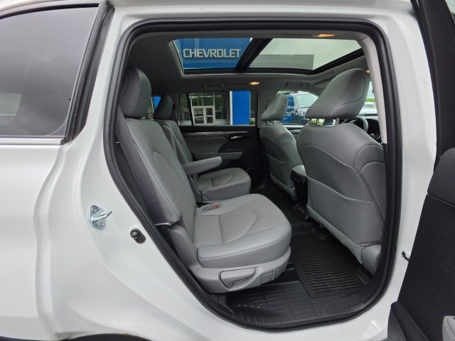 Used 2023 Toyota Highlander Platinum AWD/4WD image 17