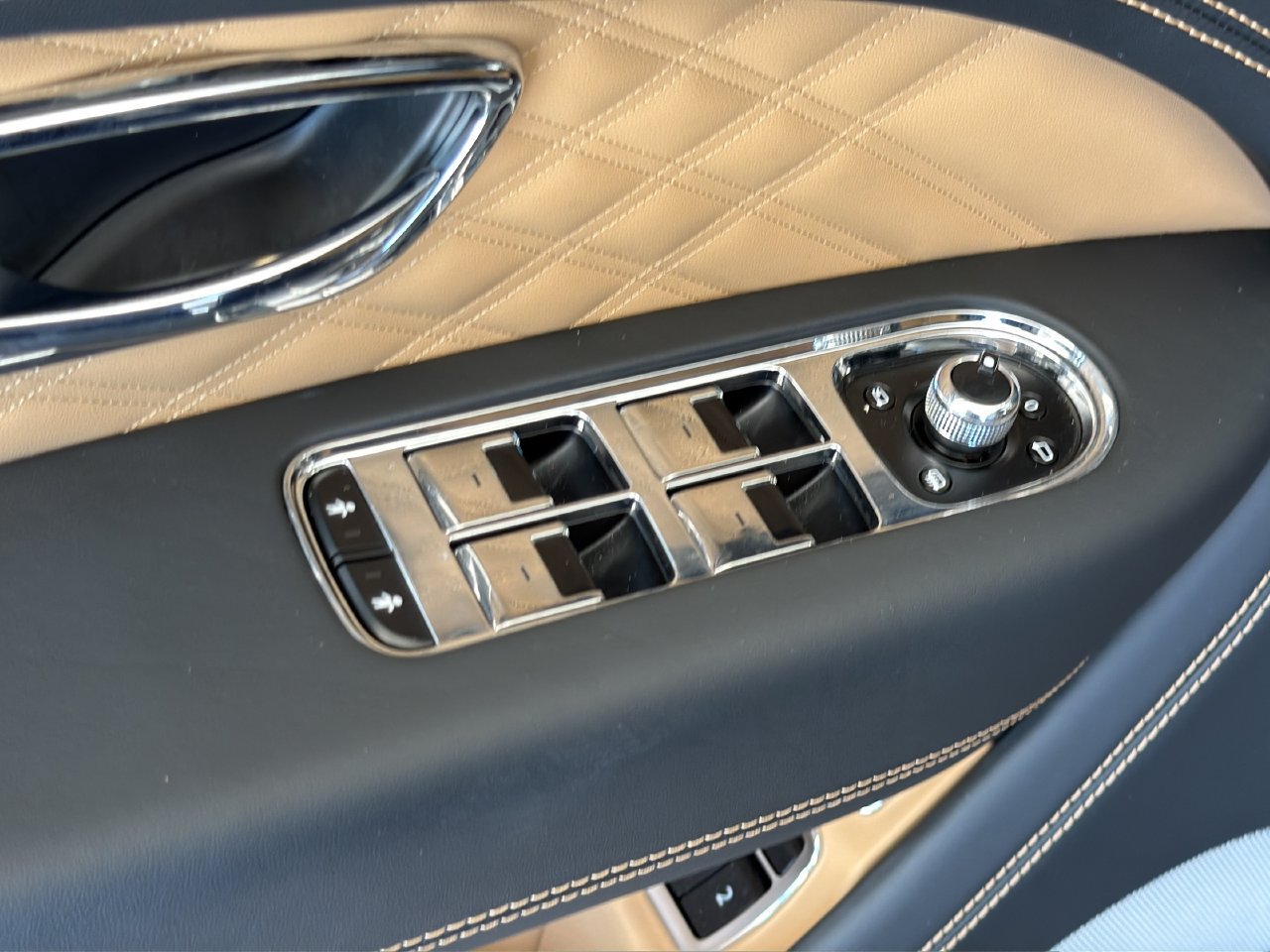 Used 2025 Bentley Bentayga AWD/4WD image 13