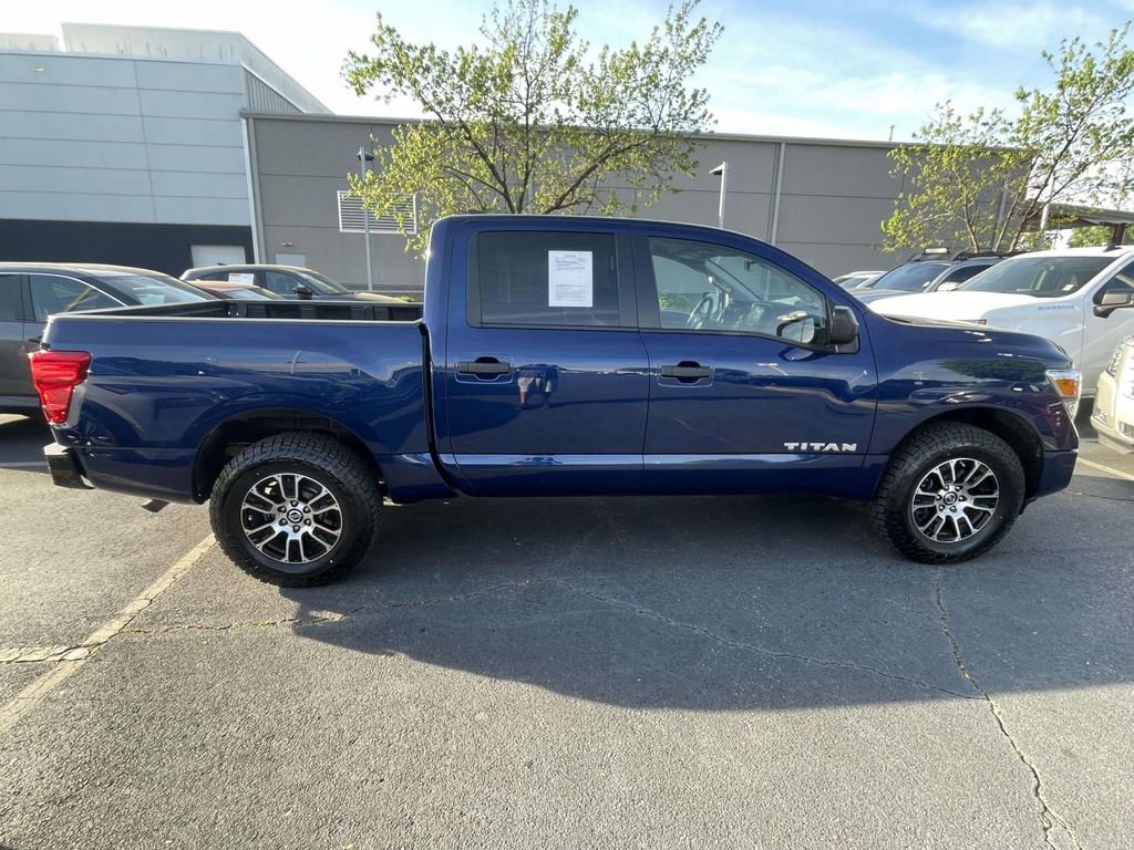 Used 2022 Nissan Titan SV image 11