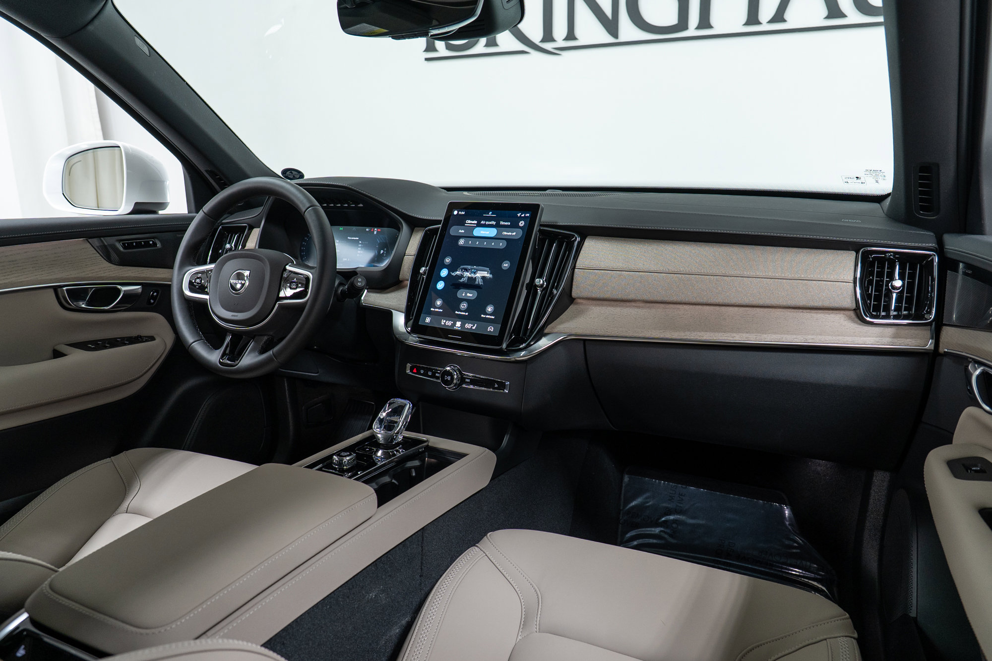 New 2026 Volvo XC90 B6 Plus w/ Protection Package Premier image 14