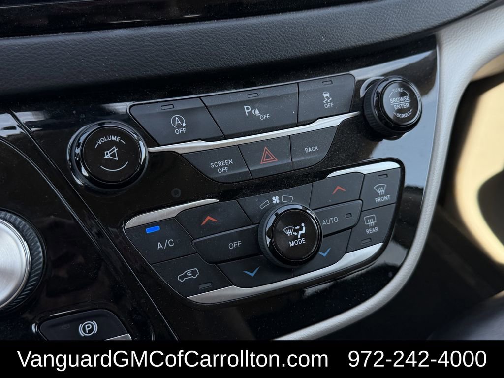 Used 2017 Chrysler Pacifica Touring-L FWD image 23
