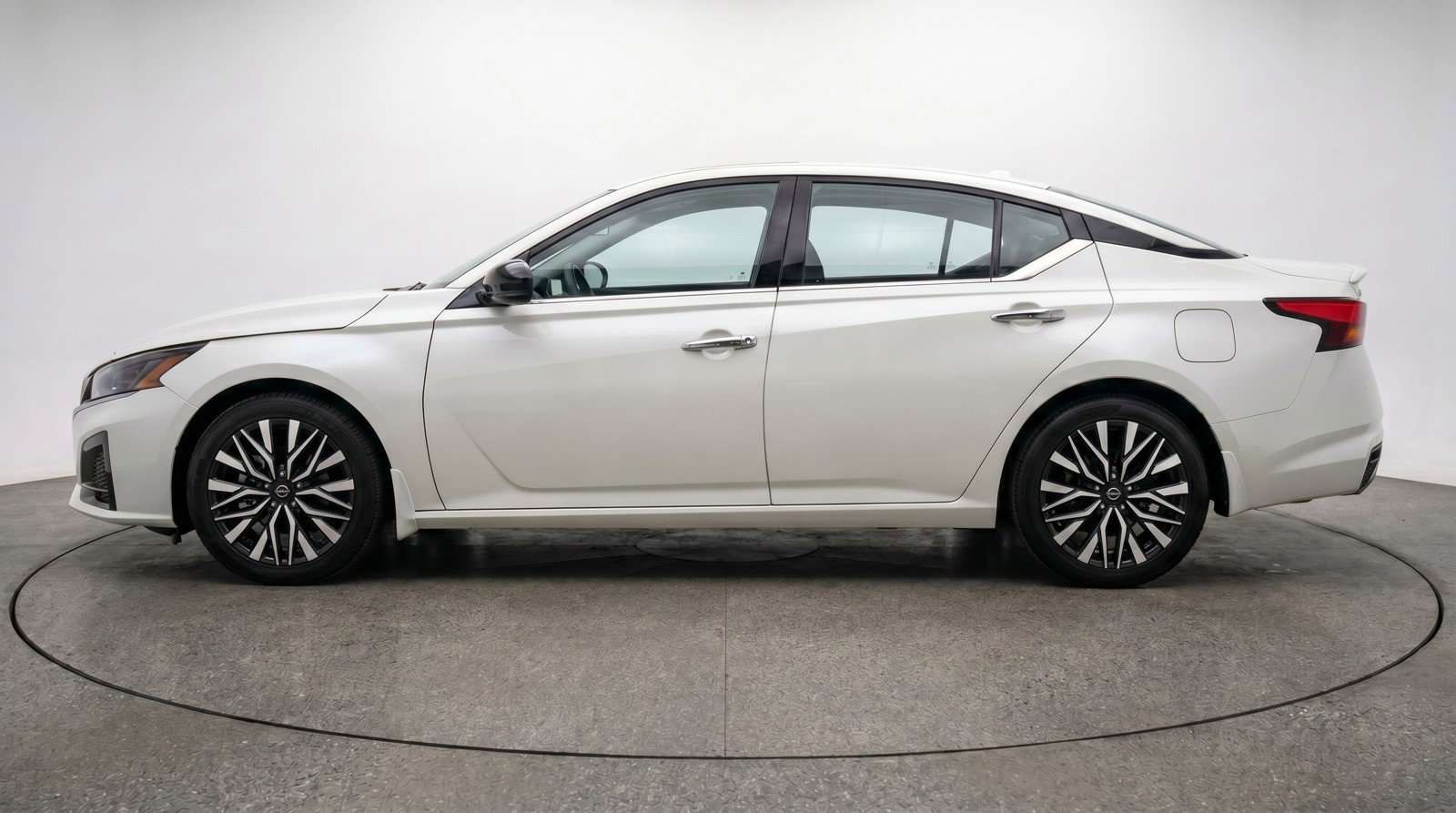 Used 2025 Nissan Altima 2.5 SV FWD image 5