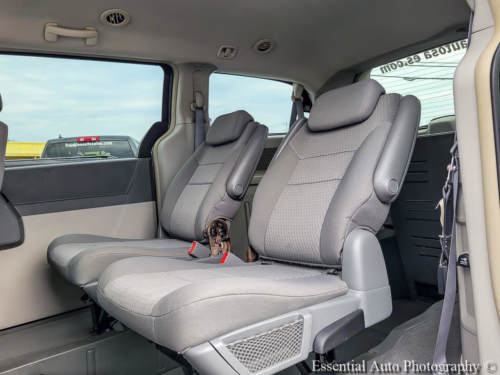 Used 2009 Chrysler Town & Country LX FWD image 11