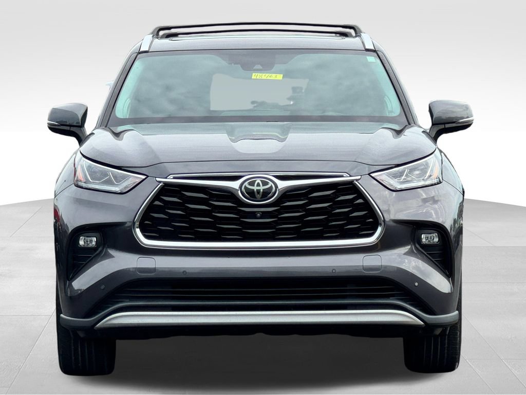 Used 2021 Toyota Highlander Platinum FWD image 2