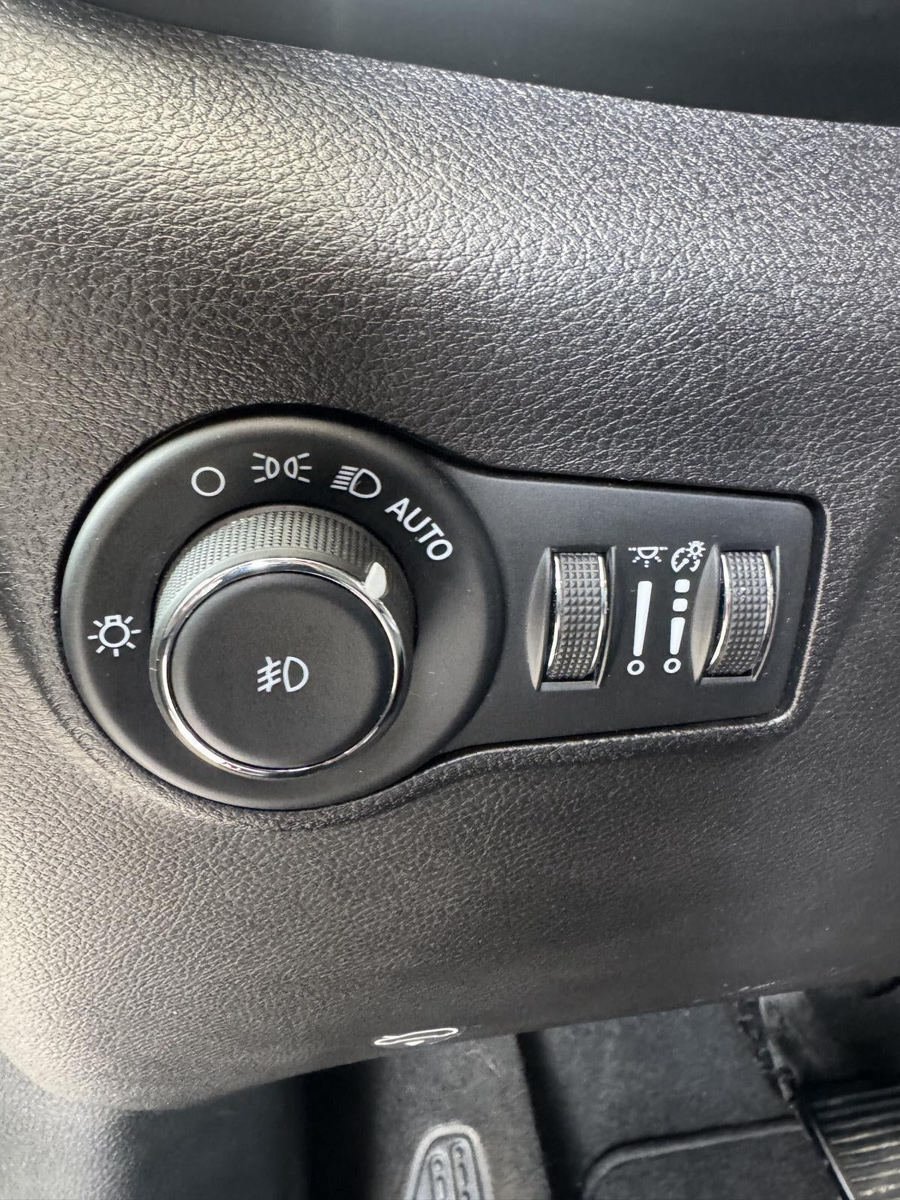 Used 2025 Jeep Compass Limited AWD/4WD image 10