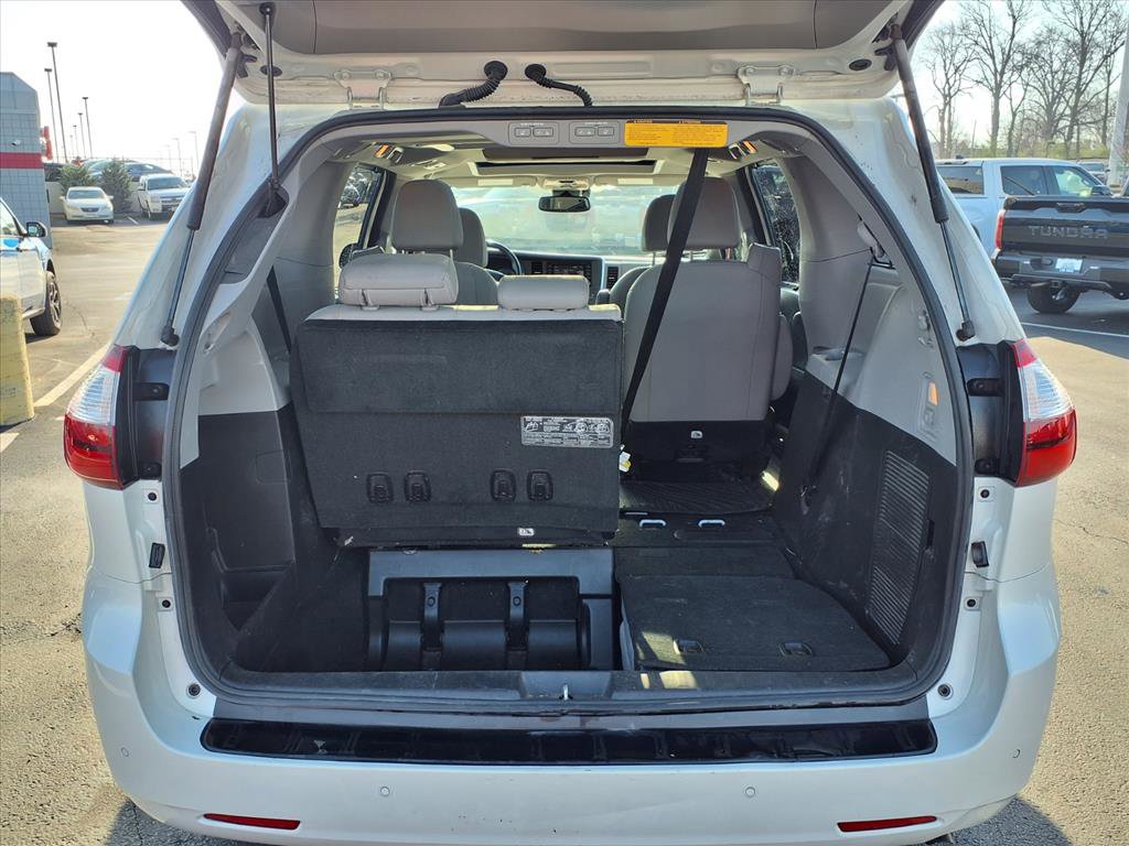 Used 2018 Toyota Sienna Limited Premium w/ Carpet Mat Package image 30