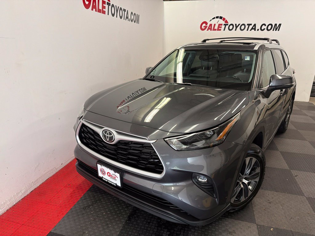 Used 2022 Toyota Highlander XLE AWD/4WD image 3