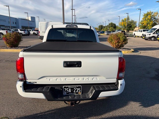 Used 2017 Toyota Tacoma TRD Sport AWD/4WD image 5
