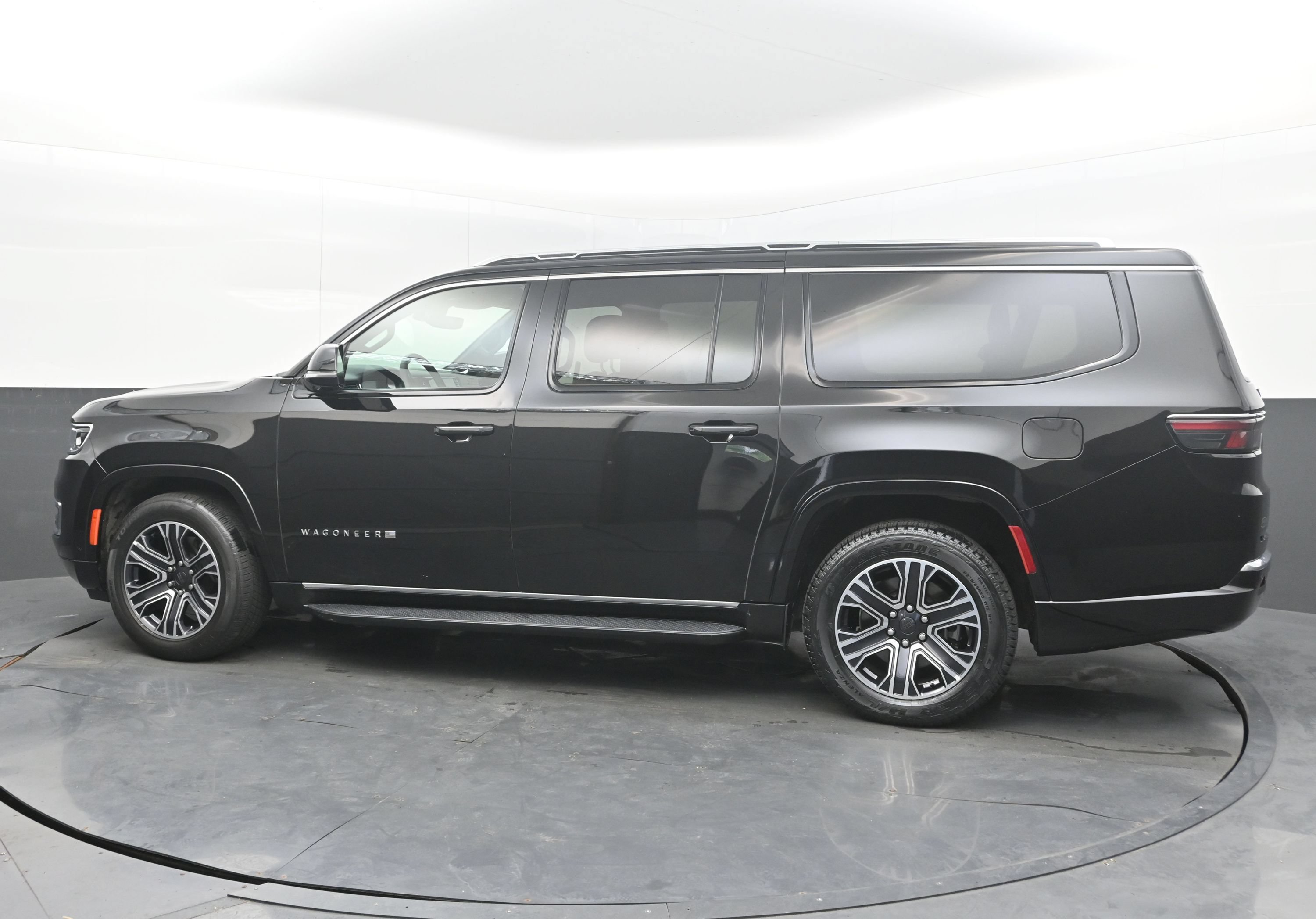 Used 2024 Jeep Wagoneer L Series II RWD image 7