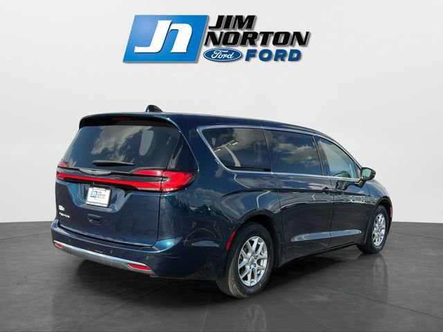 Used 2023 Chrysler Pacifica Touring-L image 3