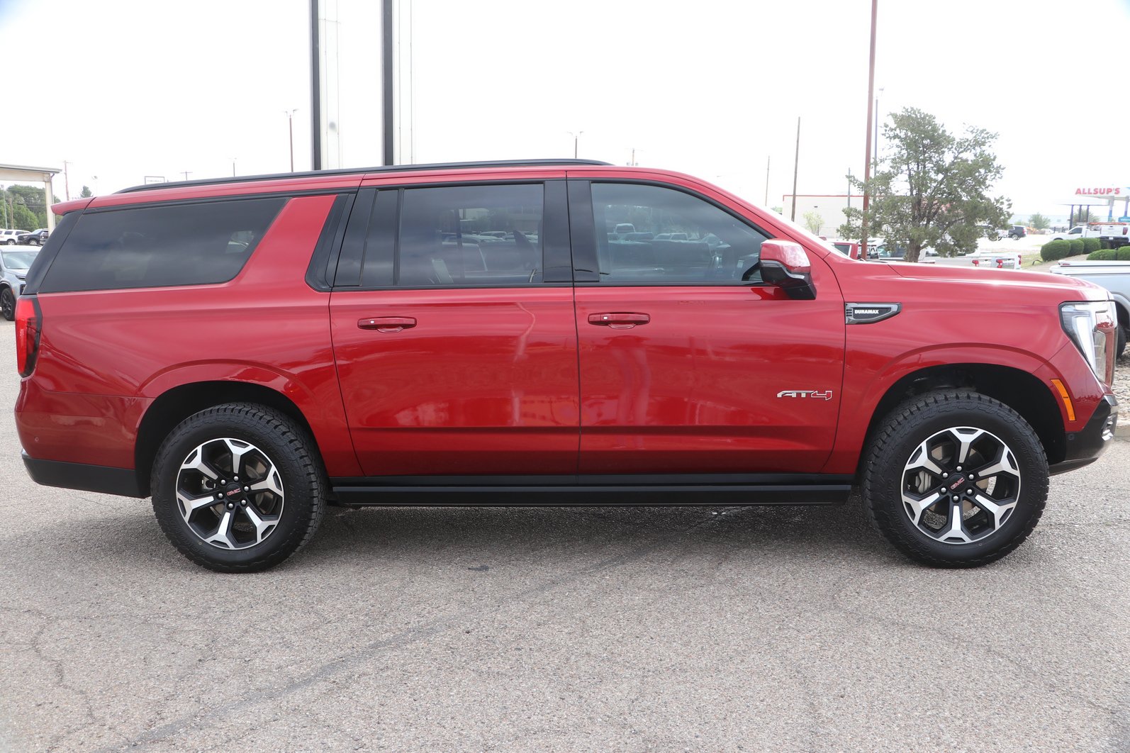 Used 2025 GMC Yukon XL AT4 w/ AT4 Premium Plus Package AWD/4WD image 8