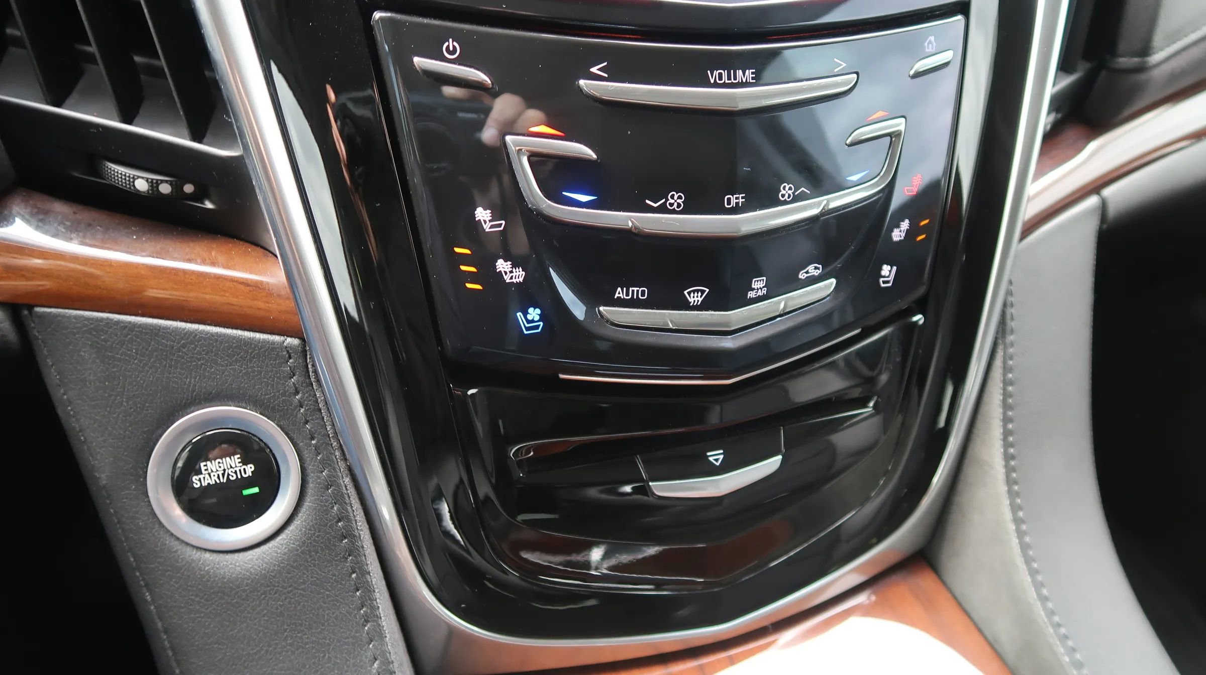 Used 2018 Cadillac Escalade Premium Luxury AWD/4WD image 36