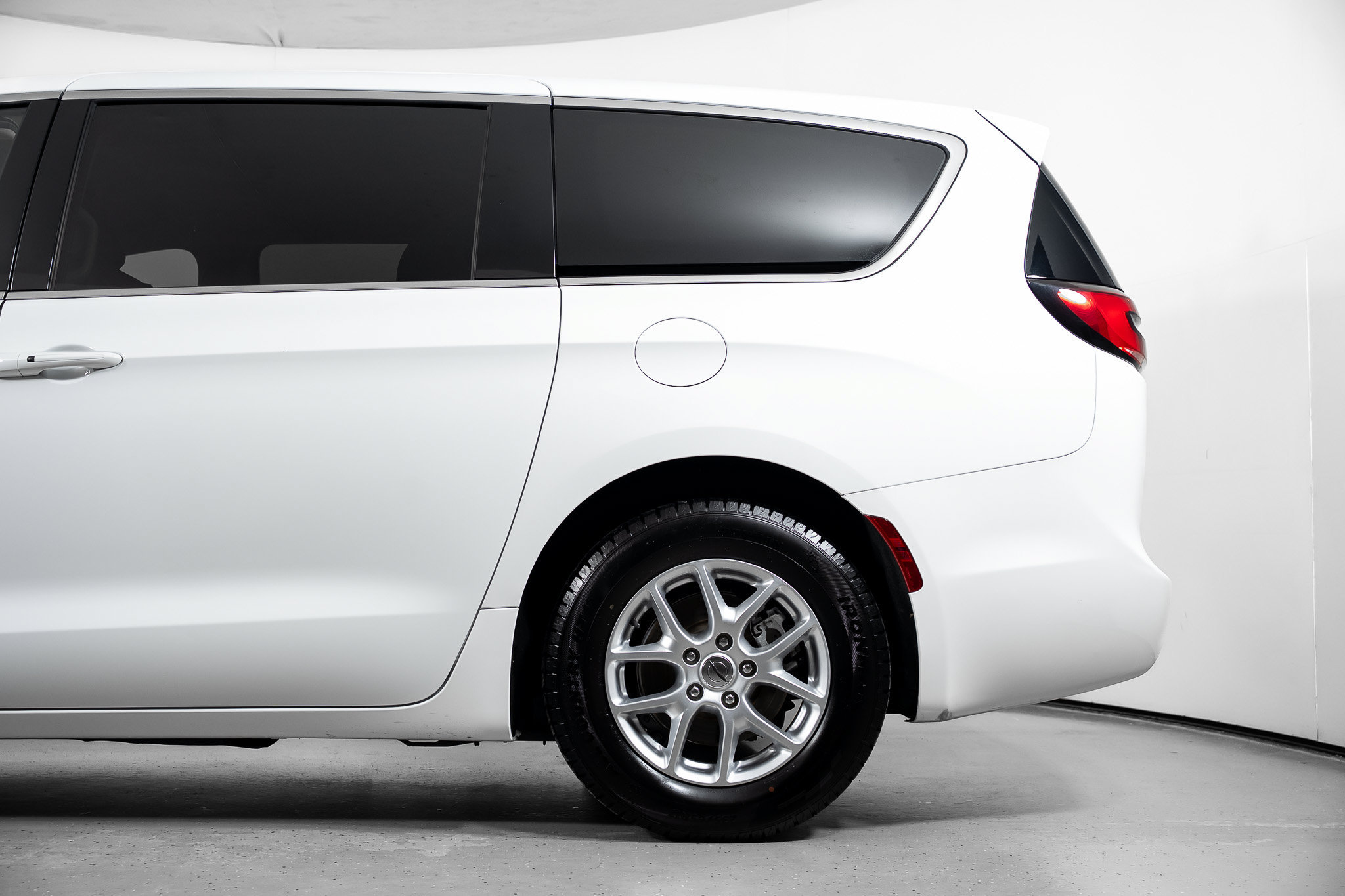 Used 2023 Chrysler Pacifica Touring-L FWD image 15