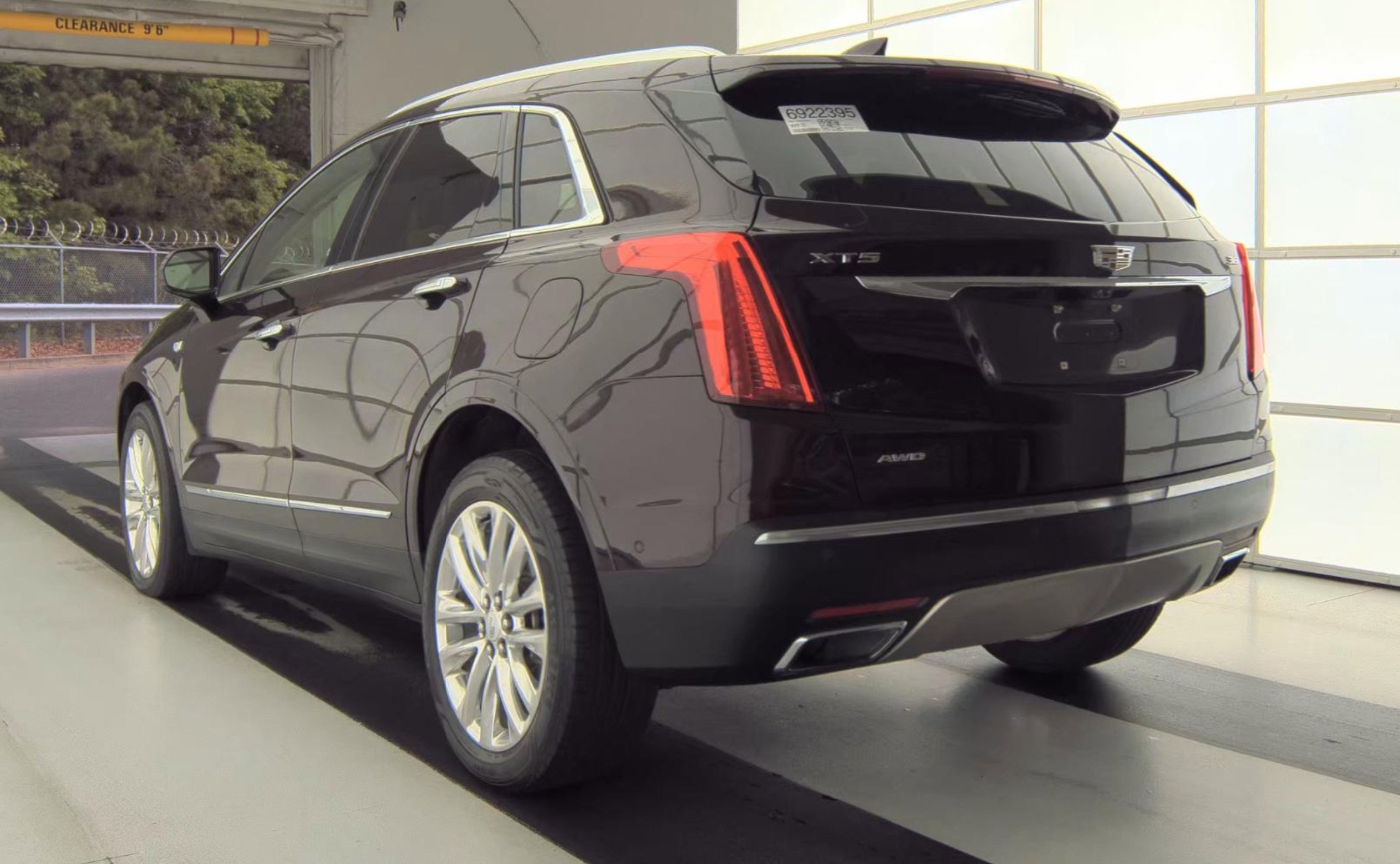 Used 2017 Cadillac XT5 Platinum w/ Driver Assist Package AWD/4WD image 5