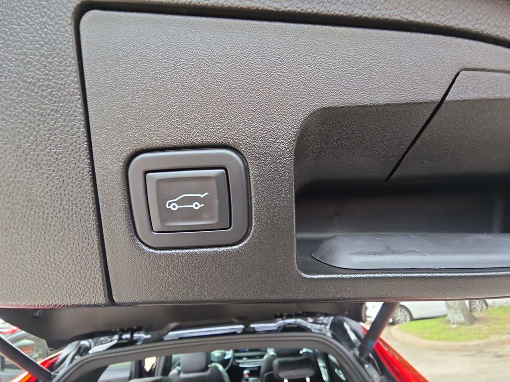 Used 2024 Cadillac XT4 Luxury w/ Cold Weather Package FWD image 13