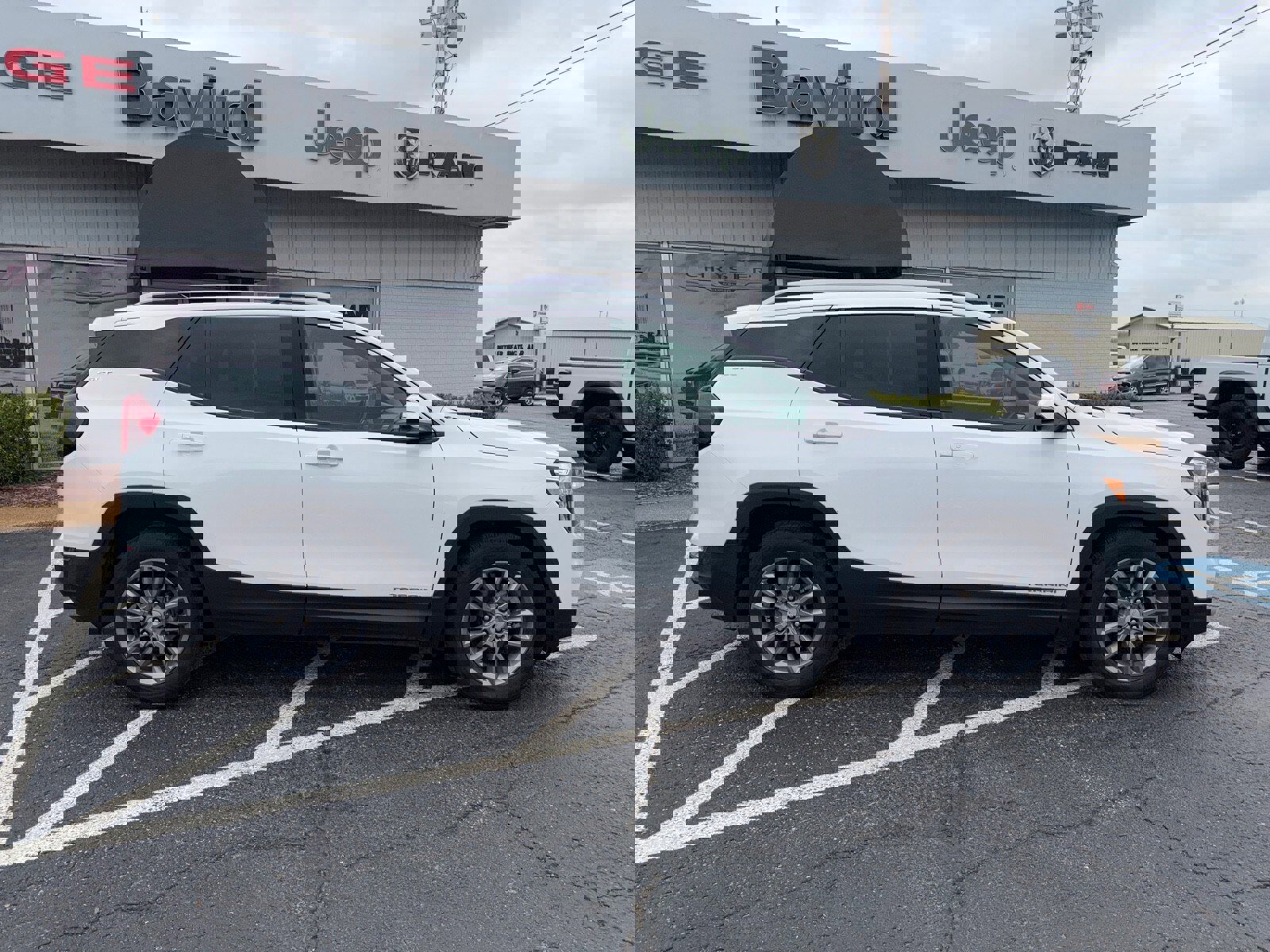 Used 2024 GMC Terrain SLT image 4