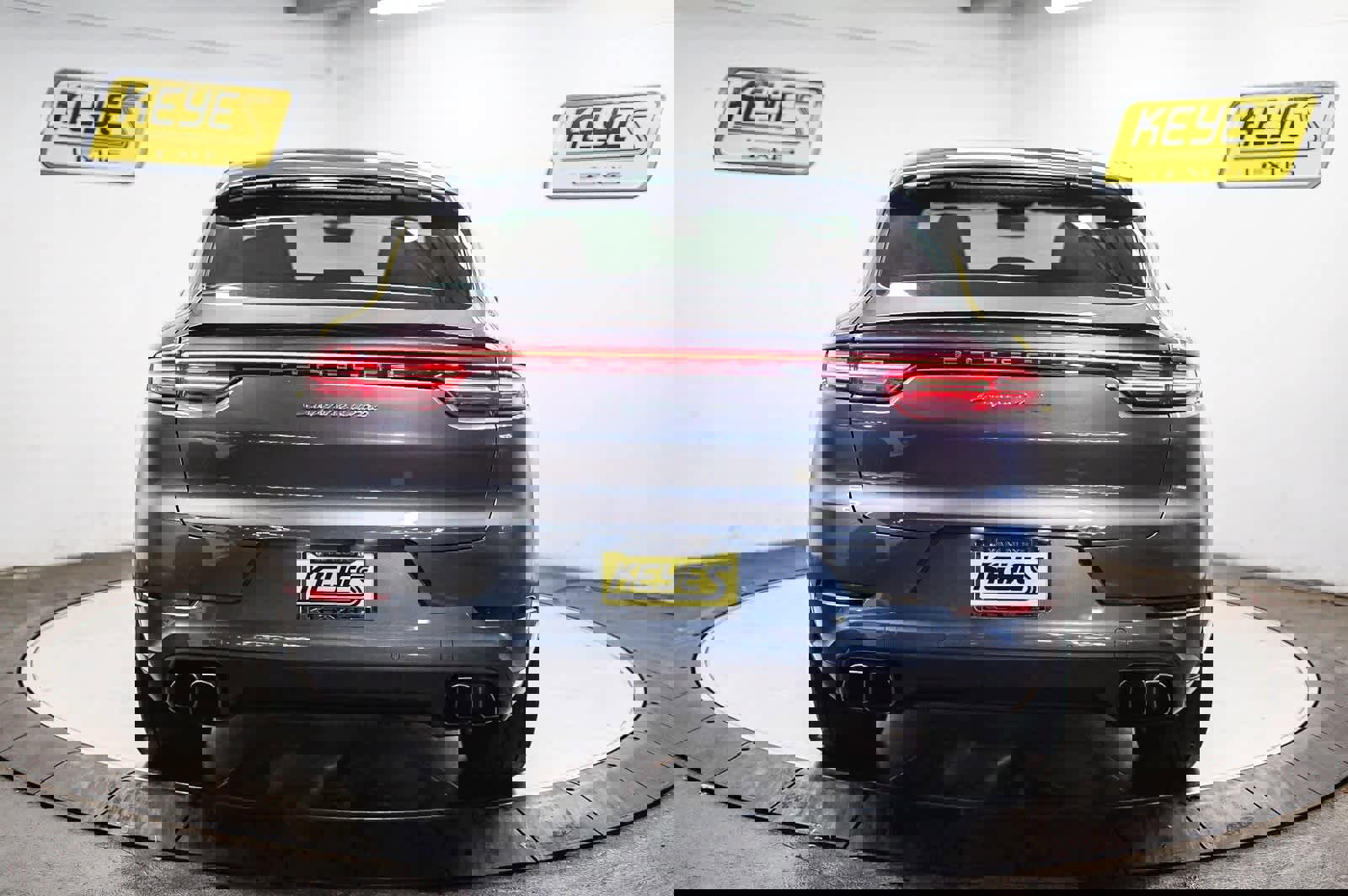 Used 2022 Porsche Cayenne Turbo image 3