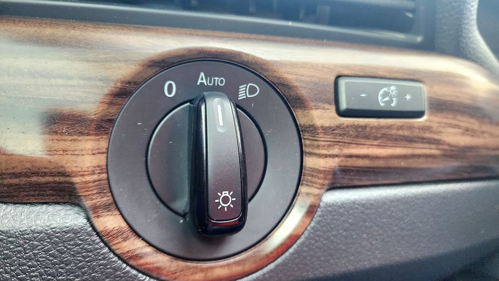 Used 2022 Volkswagen Passat 2.0T image 21