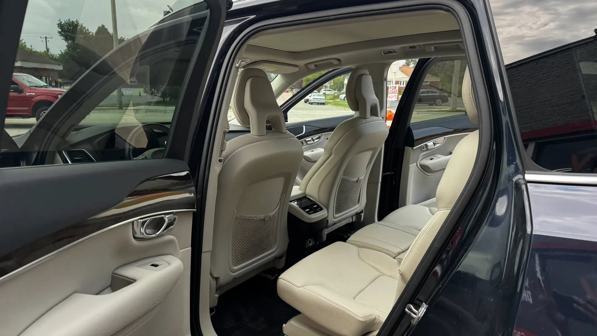 Used 2016 Volvo XC90 T6 Momentum w/ Momentum Plus Package AWD/4WD image 17