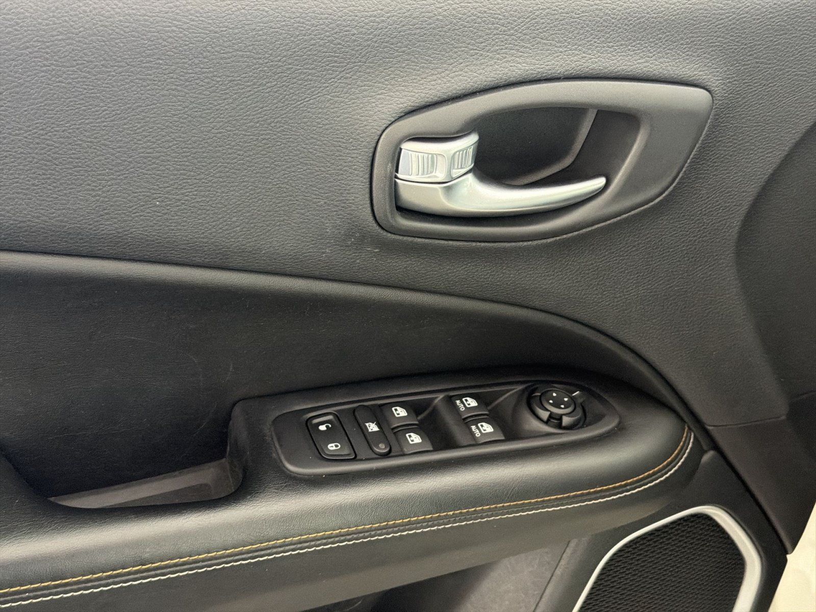 Used 2018 Jeep Compass Latitude w/ Popular Equipment Group AWD/4WD image 15
